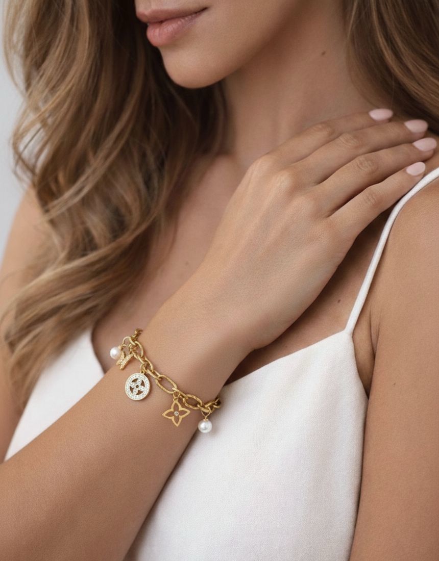 Pulsera Dorada con Dijes – Mira Mila