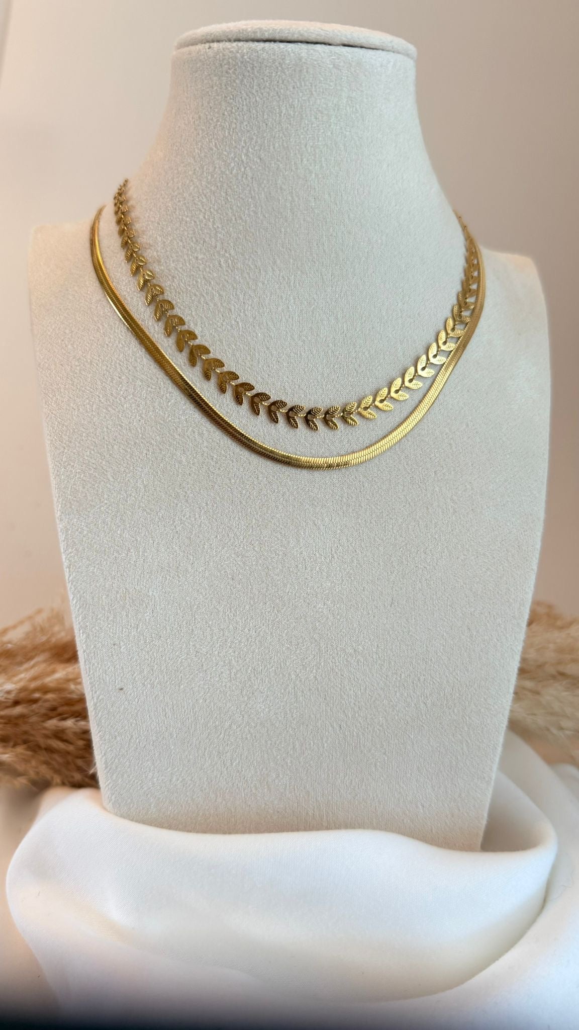 Busto Exhibidor de Collares en Terciopelo Beige - Mira Mila