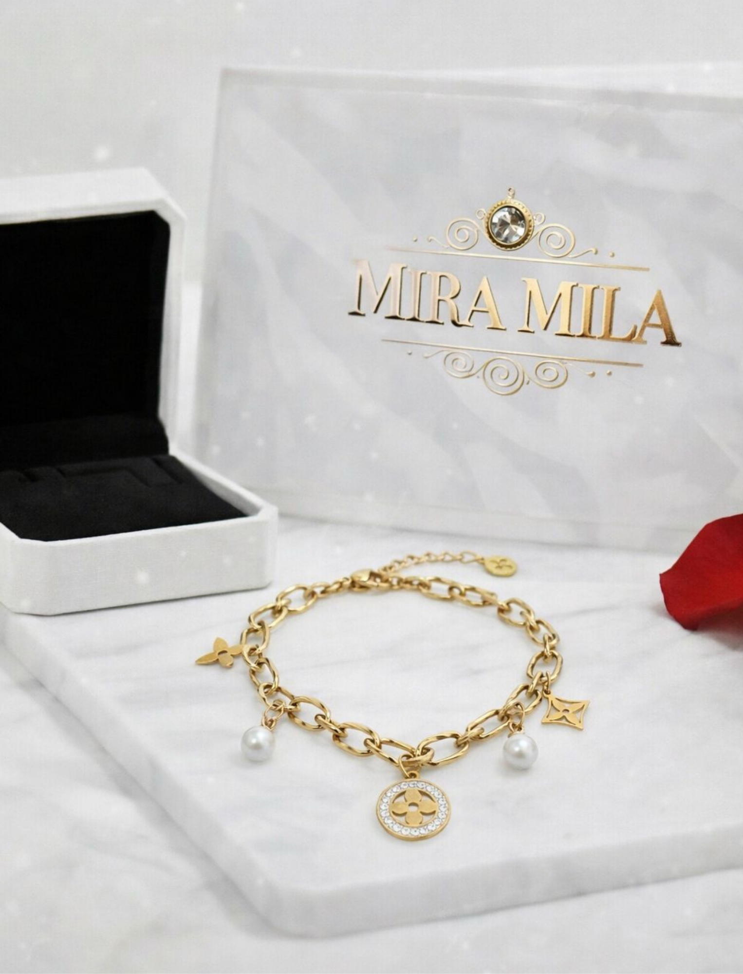 Pulsera Dorada con Dijes – Mira Mila
